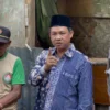 Kabag Kesra Setda Kota Banjar Agus Mulyana (tengah) mengunjungi Engkus Kusnadi (kiri) di depan gubuk yang ditempati Engkus bersama istri di wilayah Purwaharja Kota Banjar Jawa Barat, Kamis 20 Juni 2024. (Cecep Herdi/Jabar Ekspres)