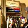 LOKAL : Jaket produksi UMKM Kota Bandung Safe Industries turut meramaikan etalase Pasar Kreatif di pusat perbelanjaan. (Hendrik Muchlison)