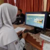 Ist. Calon Siswa baru saat mendatar di sekolah tujuan pada PPDB 2024 tahap 1 kemarin. Foto. Jabar Ekspres.