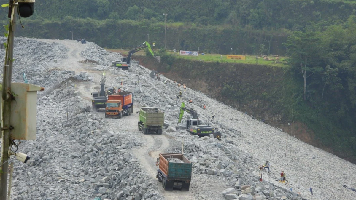 Pembangunan Bendungan Leuwikeris sudah mencapai 98 persen. Dalam waktu dekat bendungan ini akan segera diresmikan. (Cecep Herdi/Jabar Ekspres)