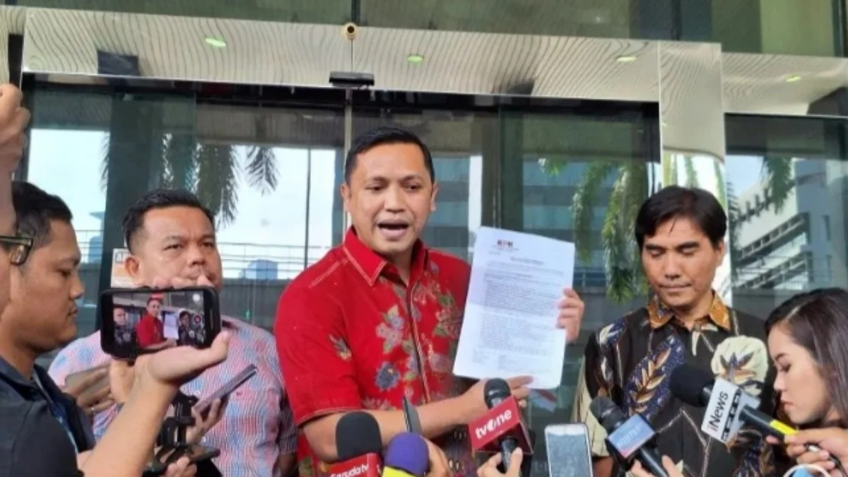 Anggota tim penasihat hukum Kusnadi, Ronny Talapessy (tengah), melaporkan dugaan maladministrasi terkait penyitaan barang bukti dari klien oleh penyidik KPK, Kamis (20/6). Foto/ANTARA
