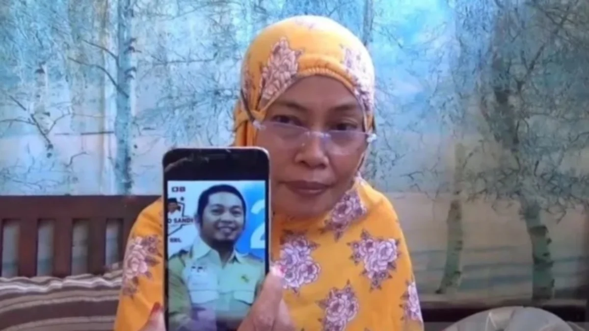 Pemkab Gowa Upayakan Pemulangan Jenazah TKI yang Terbunuh di Malaysia Keluarga menunjukan foto korban TKI yang diduga dibunuh di Malaysia. Foto/ANTARA