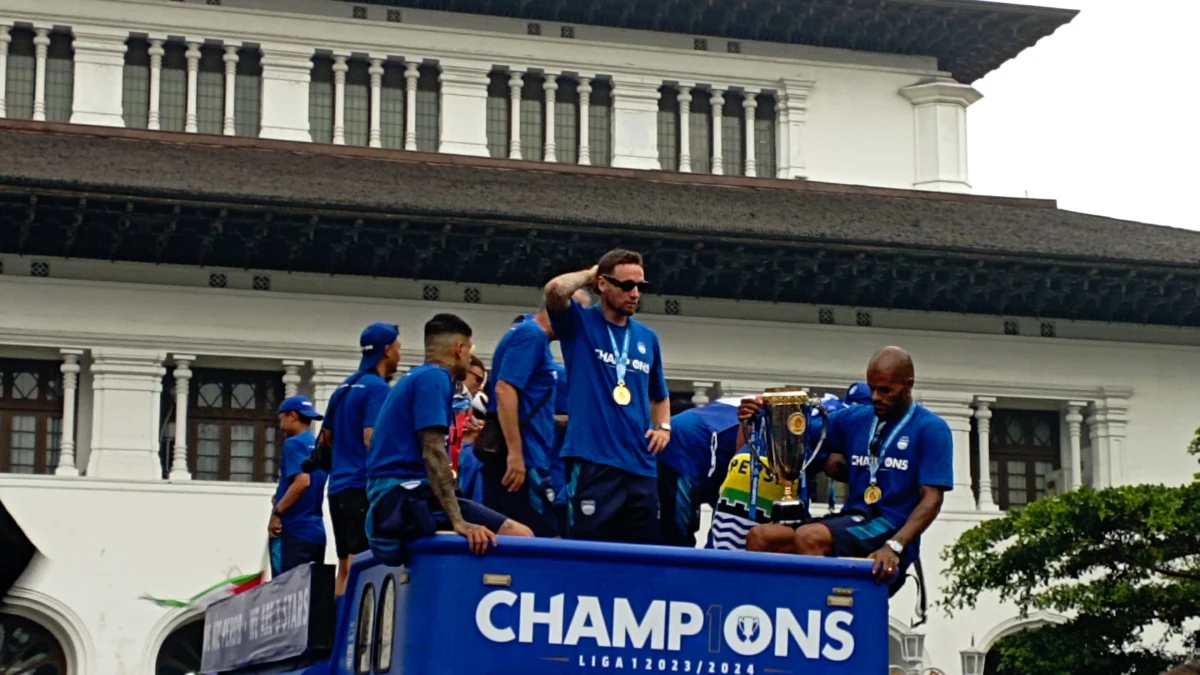 Para pemain Persib menaiki Bandros saat mengikuti konvoi perayaan Juara Championship Series Liga 1 202/2024