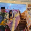 Kepala Dinas Pendidikan dan Kabudayaan Kota Banjar H Kaswad meninjau hasil karya siswa SD Negeri 1 Banjar, Sabtu 22 Juni 2024. (Cecep Herdi/Jabar Ekspres)