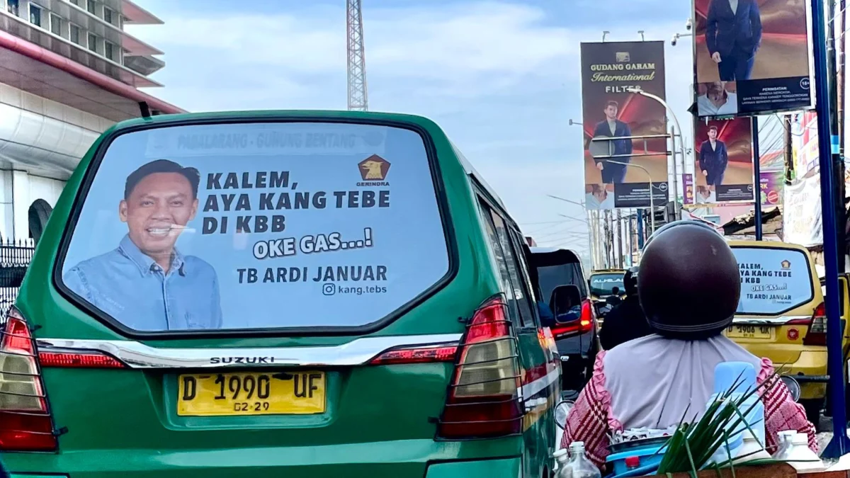 Stiker TB Ardi Januar terpampang di angkot jurusan Padalarang-Gunung Bentang, hingga menutupi seluruh kaca bagian belakang. Minggu (23/6). Foto Jabar Ekspres/wit