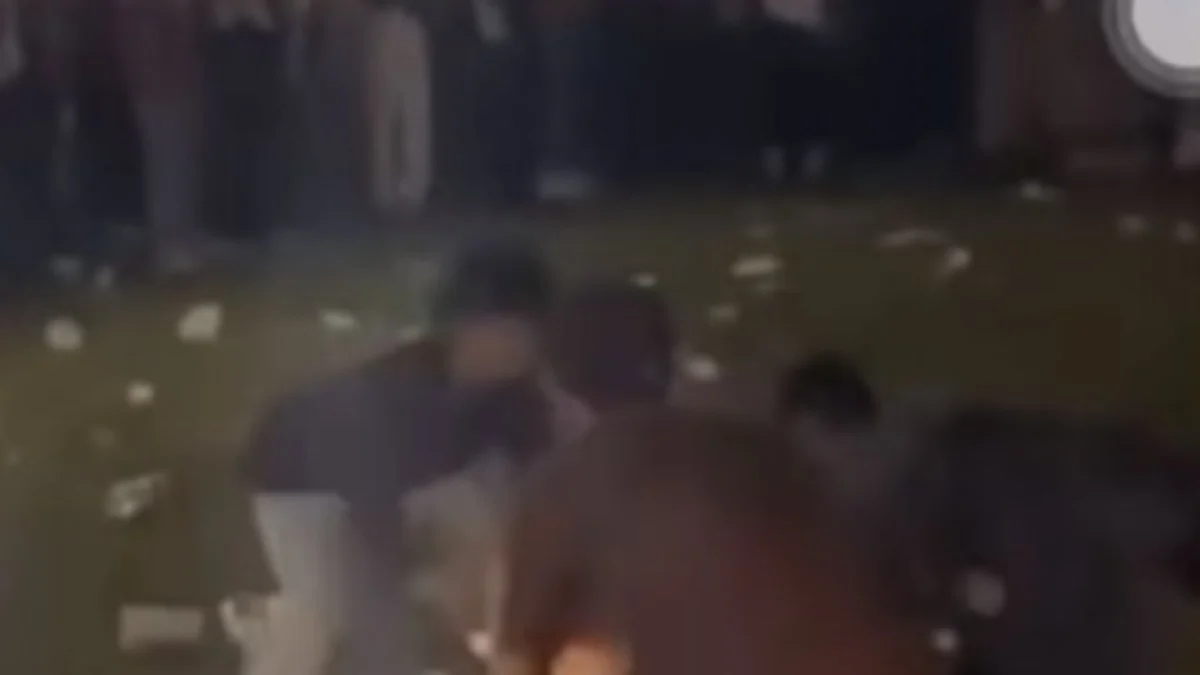 Sejumlah penonton merusak drum yang berada di venue Lentera Festival, Minggu (23/6/2024). (Tangkapan layar/Instagram lentera.festival)