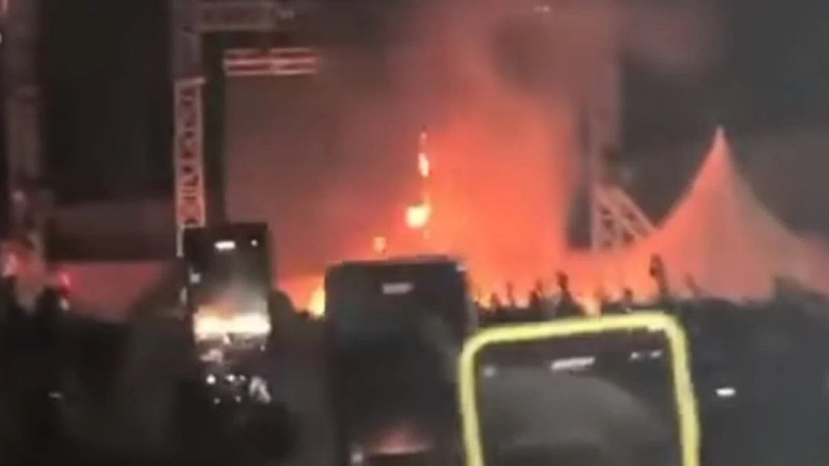 Tidak Ada di Lokasi, Polisi Memburu Panitia Penyelenggara Lentera Festival Penonton Lentera Festival luapkan kekecewaan dengan merusak hingga membakar properti acara, Minggu (23/6/2024). (Foto: Istimewa)