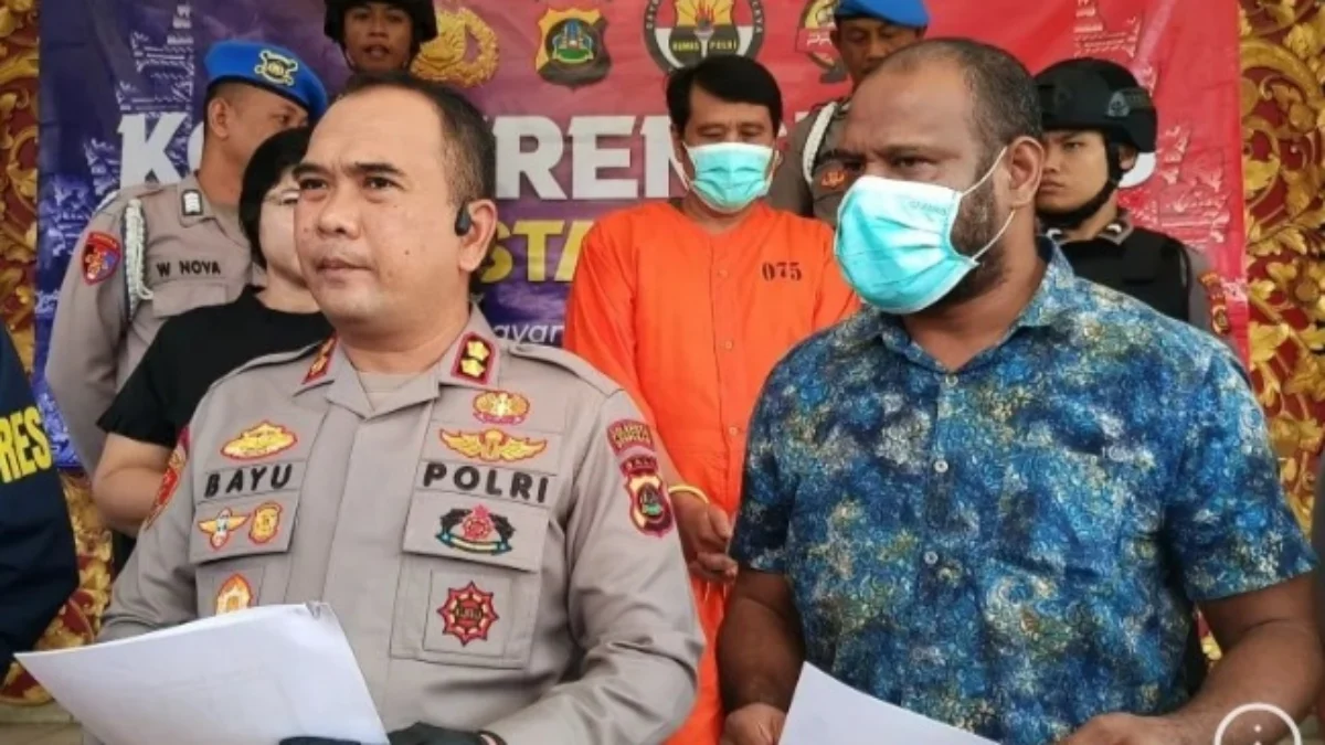 Polisi menunjukkan tersangka Sukojin pemilik CV Bintang Bagus Perkasa saat konferensi pers di Polresta Denpasar,Bali. Foto/ANTARA
