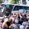 Jamaah haji tiba di Pendopo Kabupaten Garut, Jawa Barat, Minggu (23/6). Foto/ANTARA