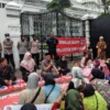 Wakil Ketua Komisi V DPRD Jabar Abdul Hadi Wijaya dan Anggota Komisi V Siti Muntamah saat menerima demonstran di DPRD Jabar, Senin (24/6).