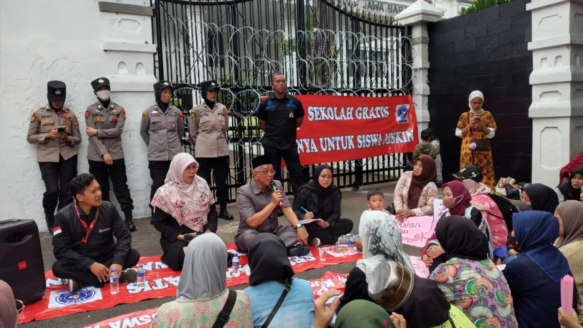Wakil Ketua Komisi V DPRD Jabar Abdul Hadi Wijaya dan Anggota Komisi V Siti Muntamah saat menerima demonstran di DPRD Jabar, Senin (24/6).
