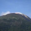 Visual Gunung Ile Lewotolok di Lembata, NTT, Senin (24/6). Foto/ANTARA