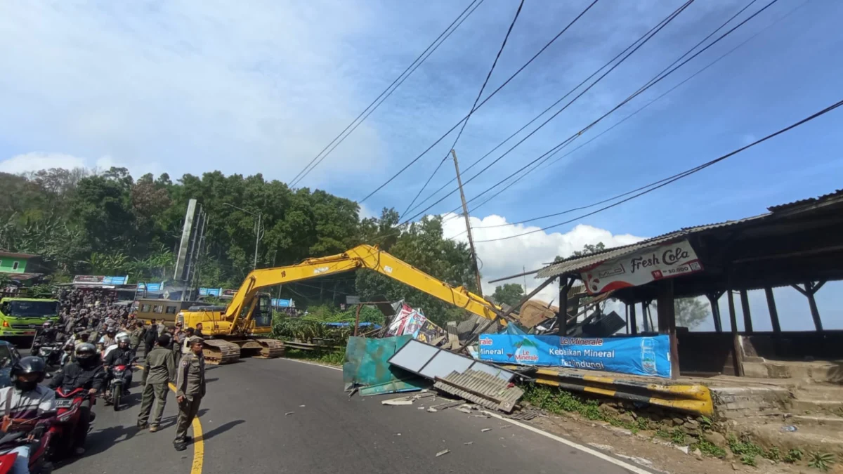 Penertiban PKL di Kawasan Puncak, Kabupaten Bogor, Senin (24/6/2024). (Foto : Sandika Fadilah /Jabar Ekspres)