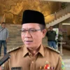 Bupati Bandung Dadang Supriatna saat dimintai keterangan terkait asap tebal pembakaran sampah di TPS Sukamukti, Katapang, Kabupaten Bandung. Foto Agi