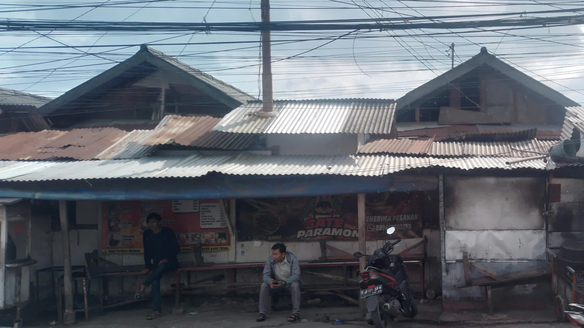 Kondisi kumuhnya Pasar Tradisional Parakanmuncang, di wilayah Desa Sindangpakuon, Kecamatan Cimanggung, Kabupaten Sumedang. (Yanuar/Jabar Ekspres)