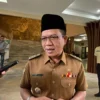 Bupati Bandung Dadang Supriatna saat dimintai keterangan di Gedung Setda Kabupaten Bandung, Senin (24/6) terkait judi online di kalangan ASN. Foto Agi Jabar Ekspres