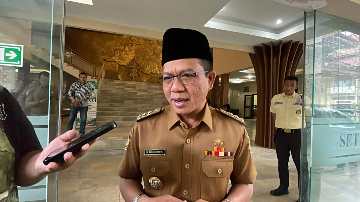 Bupati Bandung Akan Gelar Sidak untuk Cegah Judi Online di Kalangan ASN, Jika Ketahuan Akan Diberikan Sanksi Tegas Bupati Bandung Dadang Supriatna saat dimintai keterangan di Gedung Setda Kabupaten Bandung, Senin (24/6) terkait judi online di kalangan ASN. Foto Agi Jabar Ekspres