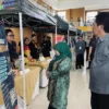 Pj Wali Kota Banjar Ida Wahida Hidayati didampingi Kepala Disnaker Kota Banjar Sunarto, meninjau salah satu stand perusahaan yang sedang membuka lowongan kerja dalam Job Fair Kota Banjar tahun 2024 di Gedung BCH, Selasa (25/6/2024). (Cecep Herdi/Jabar Ekspres)