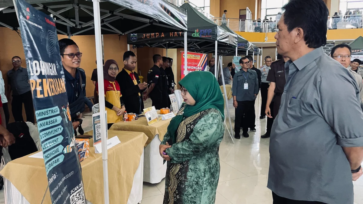 Pj Wali Kota Banjar Ida Wahida Hidayati didampingi Kepala Disnaker Kota Banjar Sunarto, meninjau salah satu stand perusahaan yang sedang membuka lowongan kerja dalam Job Fair Kota Banjar tahun 2024 di Gedung BCH, Selasa (25/6/2024). (Cecep Herdi/Jabar Ekspres)