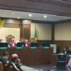 Mantan Dirut Pertamina Karen Agustiawan saat menjalani pembacaan putusan majelis hakim di Pengadilan Tipikor Jakarta, Senin (24/6). Foto/ANTARA