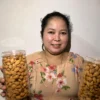 Neneng penjual kue dan baju di Pasar Rebo kini bisa menopang perekonomian keluarga berkat Holding Ultra Mikro BRI