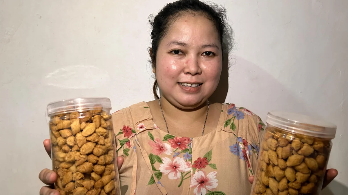 Cerita Neneng, Penjual Kue dan Baju di Pasar Rebo Kini Bisa Menopang Perekonomian Keluarga Berkat Holding Ultra Mikro BRI Neneng penjual kue dan baju di Pasar Rebo kini bisa menopang perekonomian keluarga berkat Holding Ultra Mikro BRI