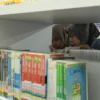 ILUSTRASI : Pengunjung mencari buku di Perpustakaan Daerah Pemprov Jabar.