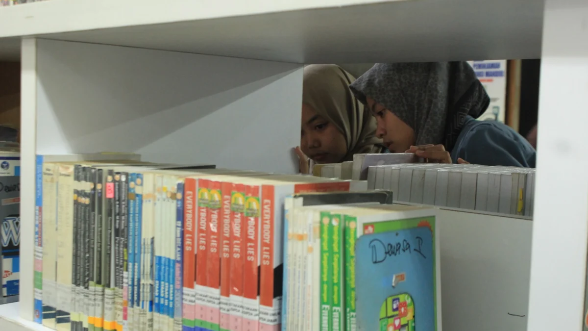 Darurat Literasi, Perpusnas Gelontor Ribuan Buku ke Jabar ILUSTRASI : Pengunjung mencari buku di Perpustakaan Daerah Pemprov Jabar.