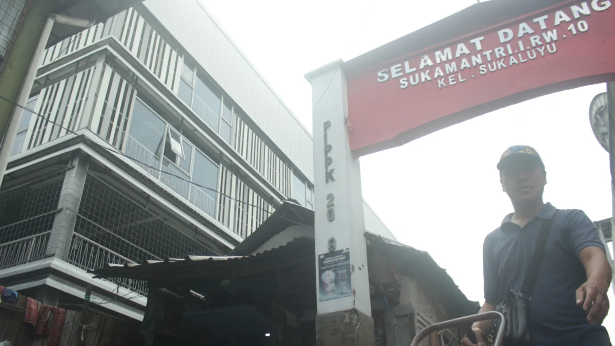 Aktivitas masyarakat di samping bakal bangunan baru Pasar Cihaurgeulis, Kota Bandung. (Pandu Muslim/Jabar Ekspres)