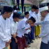 Bambang Hidayah menyalami para santri di Pondok Pesantren Fathurrohman Desa Binangun Kecamatan Pataruman Kota Banjar usai acara Khatmil Qur’an dan Pengajian Umum tingkat Kecamatan Pataruman baru-baru ini. (Cecep Herdi/Jabar Ekspres)