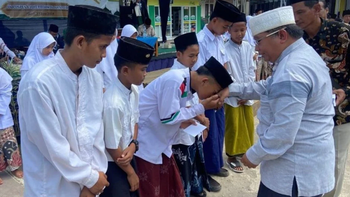 Bambang Hidayah Apresiasi Pendidikan Karakter di Pesantren Bambang Hidayah menyalami para santri di Pondok Pesantren Fathurrohman Desa Binangun Kecamatan Pataruman Kota Banjar usai acara Khatmil Qur’an dan Pengajian Umum tingkat Kecamatan Pataruman baru-baru ini. (Cecep Herdi/Jabar Ekspres)
