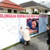 Dok. Spanduk bebaskan Pegi Setiawan membentang di depan PN Bandung saat jadwal sidang praperadilan, Senin (24/6) kemarin. Foto. Sandi Nugraha.
