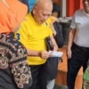 Herman Sutrisno (baju kuning) bebas dari hukuman di Lapas Sukamiskin, atas kasus korupsi yang menjeratnya selama tiga tahun di dalam ruang tahanan. (tangkapan layar)