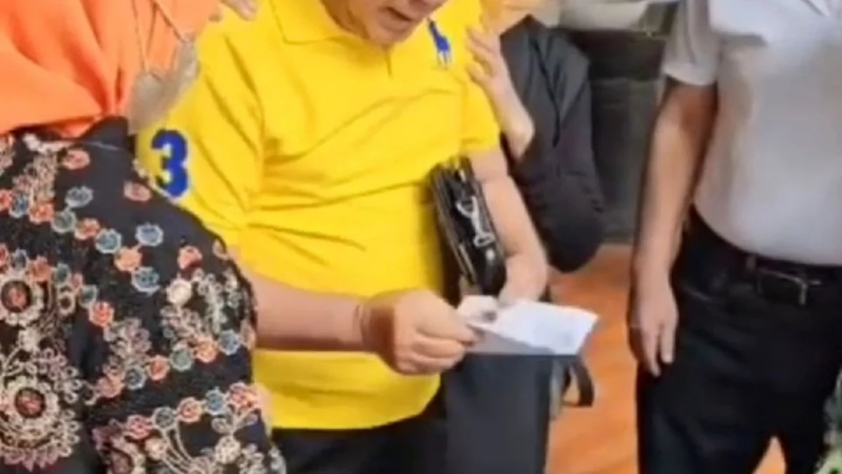 Herman Sutrisno (baju kuning) bebas dari hukuman di Lapas Sukamiskin, atas kasus korupsi yang menjeratnya selama tiga tahun di dalam ruang tahanan. (tangkapan layar)