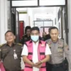 Tersangka Ikhsan Bohari alias IB (tengah) menjadi tahanan Kejari Medan di RutanTanjung Gusta Medan, Kamis (20/6). foto/ANTARA