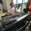 Aras (36), pemilik Sadaraya Sound, sebuah vendor penyedia jasa sound system saat menyelaraskan audio mixernya. Foto Agi Jabar Ekspres