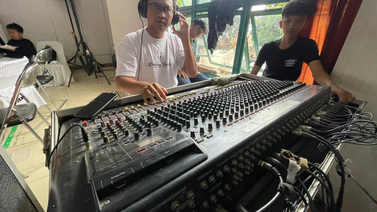 Insiden Kerusuhan di Lentera Festival 2024, Vendor Sebut Kurangnya Antisipasi jadi Masalah Utama Aras (36), pemilik Sadaraya Sound, sebuah vendor penyedia jasa sound system saat menyelaraskan audio mixernya. Foto Agi Jabar Ekspres