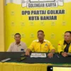 Ketua DPD Partai Golkar Kota Banjar Dadang Ramdhan Kalyubi (tengah) menyampaikan hasil survei calon kepala daerah yang dilakukan oleh Poltracking Indonesia, di Kantor DPD Golkar Kota Banjar, Rabu 29 Mei 2024 lalu. (Cecep Herdi/Jabar Ekspres)