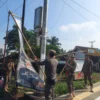 Anggota Satpol PP Kota Banjar menertibkan papan baliho yang melanggar Perda Kota Banjar nomor 6 tahun 2022, Kamis 27 Juni 2024. (Cecep Herdi/Jabar Ekspres)
