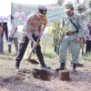 Kapolres Banjar AKBP Danny Yulianto saat menanam bibit pohon di area penanaman serentak di Desa Batulawang Kecamatan Pataruman Kota Banjar Jawa Barat, Kamis 27 Juni 2024. (Istimewa)