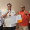 Atang Trisnanto (Kemeja Orange) kader PKS resmi mendapatkan Surat Rekomendasi DPTP PKS sebagai Calon Wali Kota Bogor. (Yudha Prananda / Istimewa)