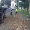Satu unit Elf alami kecelakaan lalu lintas di ruas Jalan Raya Bunderan Nagrog, tepatnya wilayah Desa Nagrog, Kecamatan Cicalengka, Kabupaten Bandung. (Istimewa)