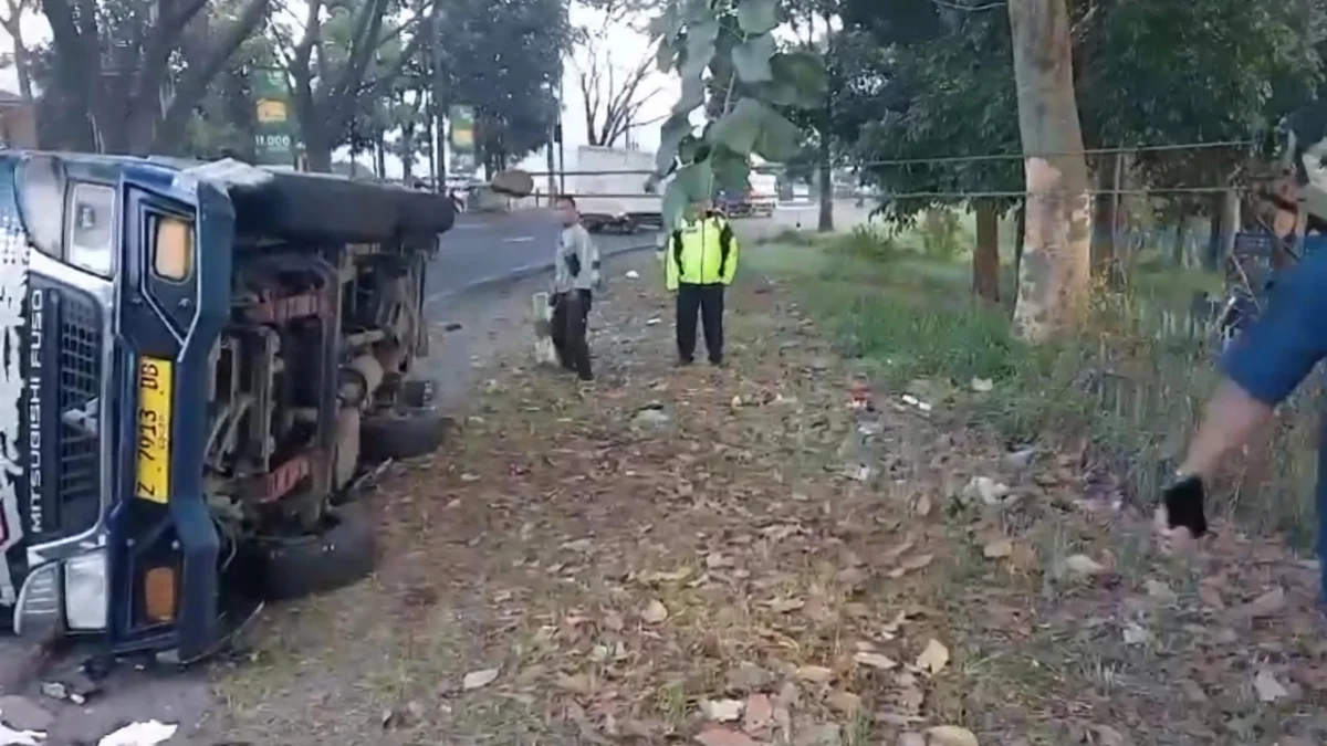 Satu unit Elf alami kecelakaan lalu lintas di ruas Jalan Raya Bunderan Nagrog, tepatnya wilayah Desa Nagrog, Kecamatan Cicalengka, Kabupaten Bandung. (Istimewa)