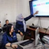 Jajaran petugas Pemkot Bogor standby memonitor layanan SiBadra. (Foto: Diskominfo Kota Bogor)