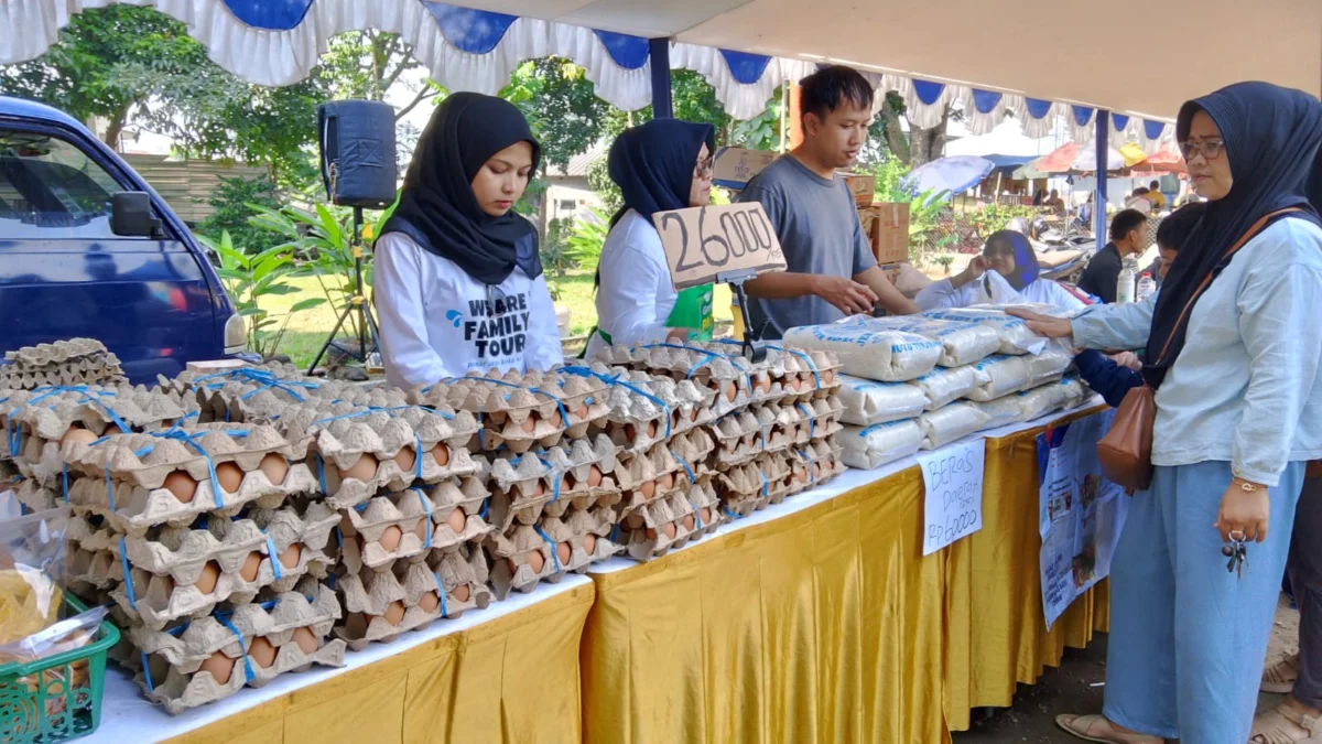 Doc. Warga sedang membeli sembako di Gerakan Pangan Murah Dispangtan Cimahi di Lapang Smart Garden Cipageran (Mong)