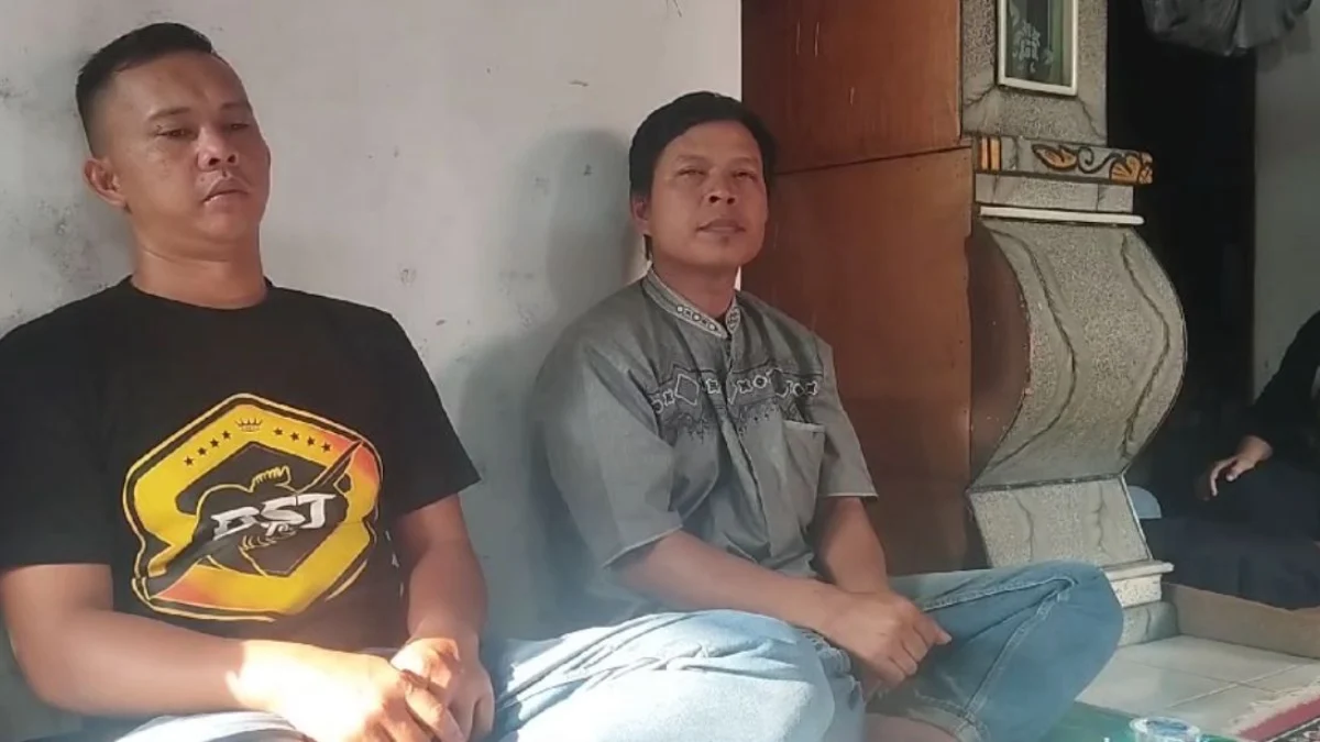 Ayah dari Almarhum Difka, Dian Diana (40) (Tengah) saat mengenang almarhum di kediamannya di Kampung Mulyasari, Desa Gandasari, Kecamatan Katapang, Kabupaten Bandung, Kamis (27/6/2024). Foto Agi Jabar Ekspres