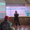 Humas dan Edukasi Konsumen OJK Jabar, Andriani saat melakukan workshop terhadap para pengendara ojol. (Nizar/Jabar Ekspres)