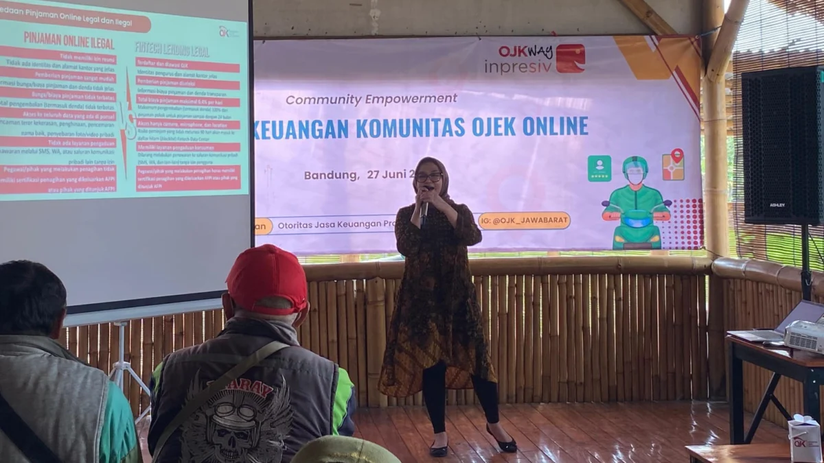 Humas dan Edukasi Konsumen OJK Jabar, Andriani saat melakukan workshop terhadap para pengendara ojol. (Nizar/Jabar Ekspres)