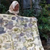 SEJUK : Teti Herlina menunjukkan kain hasil ecoprint yang diproduksinya, Kamis (27/6).(Hendrik Muchlison)