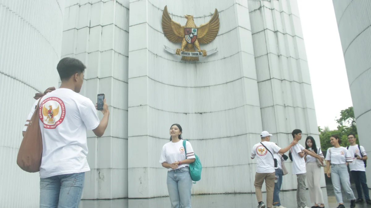 Peserta History Race yang diinisiasi BPIP membuat konten di Monumen Perjuangan Rakyat, Jalan Dipatiukur, Kota Bandung, Kamis(27/6/24). Pandu Muslim/Jabar Ekspres